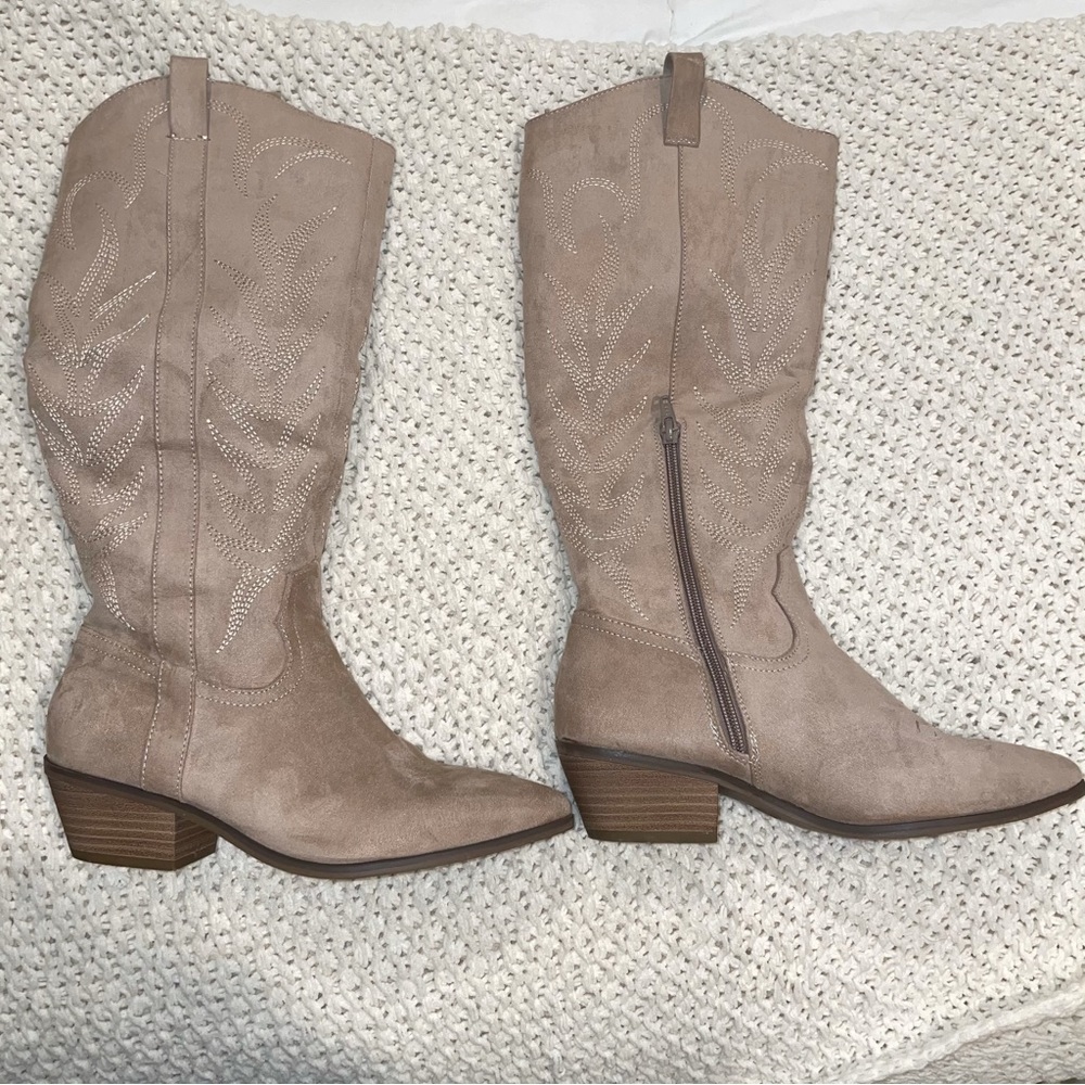 Women’s suede cowboy boot